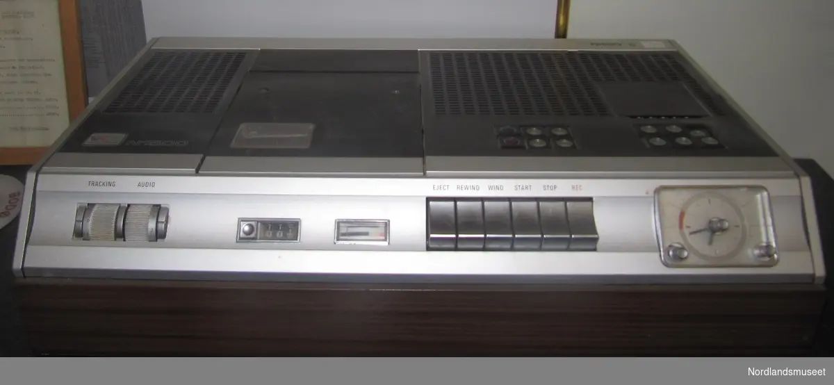 Philips N1500 anses å være den aller første forbruker videospiller. Kom på markedet i 1972 og bemytttet Philips egen "Umatic" videokassett system som spilles inn på 3/4 tommers magnetbånd.