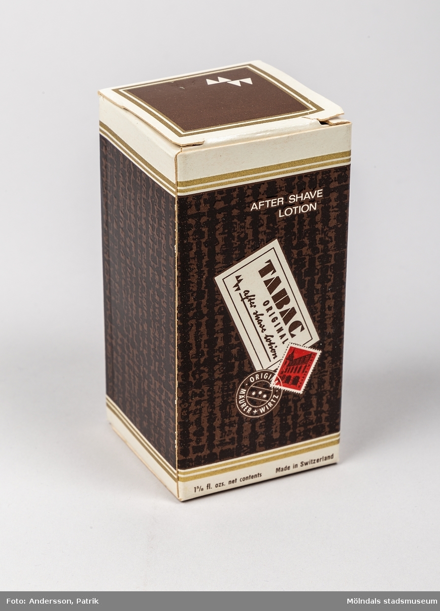 Förpackning tillhörande aftershave: Tabac Original. Tillverkad av Mäurer & Wirtz på 1970-talet.

Förpackningen är fyrkantig och i huvudsak brun med vita och röda detaljer. På två av sidorna finns texten "AFTER SHAVE LOTION   TABAC ORIGINAL after shave lotion ORIGINAL MÄURER + WIRTZ", tryckt. På baksidan finns även texten: "1 5/8 fl. ozs. contents Made in Switzerland", tryckt. På undersidan finns texten: "TABAC ORIGINAL AFTER SHAVE LOTION No. 84521.6  50 ml", tryckt.