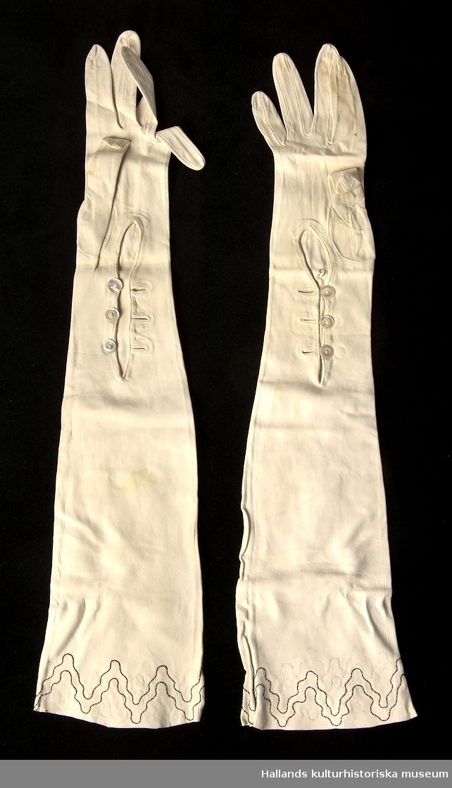 A 1+2 : Underkläder i bomull med spetsdetalj vid bröst och ben. 1: Undertröja med namntecken MA (Monica Augustinsson) broderad på högre framsida. 2: Underbyxor namntecken MA broderad på högre sidan i livet. Byxorna knäpps och fästas på varja sida i höften.
B : Nattlinne - matchar underkläderna (A1+A2). Bomull med spetsdetalj vid kragen och ärmar. Monica broderad på bröstet
C : Näsduk med bred spetskant. Mönster är klosterblomman. På broderad datum för både Monica och Cecilias bröllop.
D : Brudnäsduk i bomull täckt med tyll på framsidan med spetdetalj längs kanten. 
E 1+2 : Långa handskar storlek 9 i vitt skinn med svart detalj längs överste kanten (vid armbågen). Handskarna knäpps på insidan vid handleden.