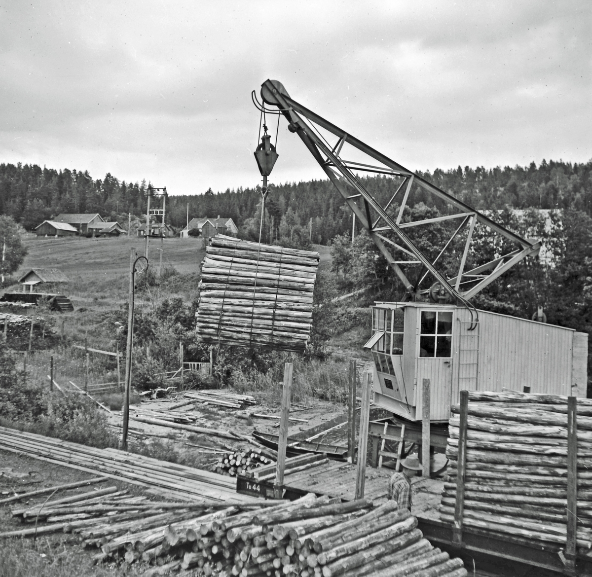 Lossing av tømmer med tømmerkranen på Skulerud stasjon