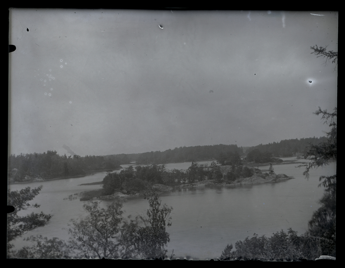 Landskap med sjö, ca 1910.