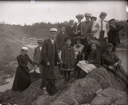 Grupporträtt, personer på picknick, Lillhärad ca 1910.