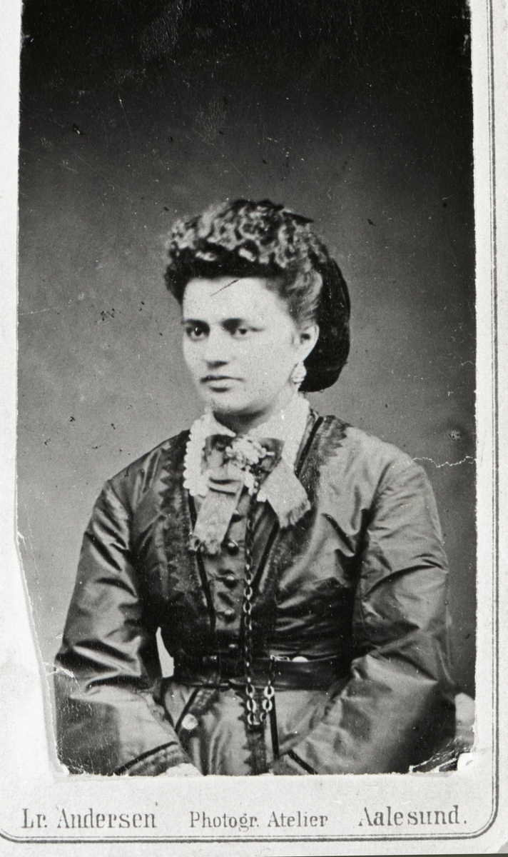 Portrett av en kvinne i finklær.