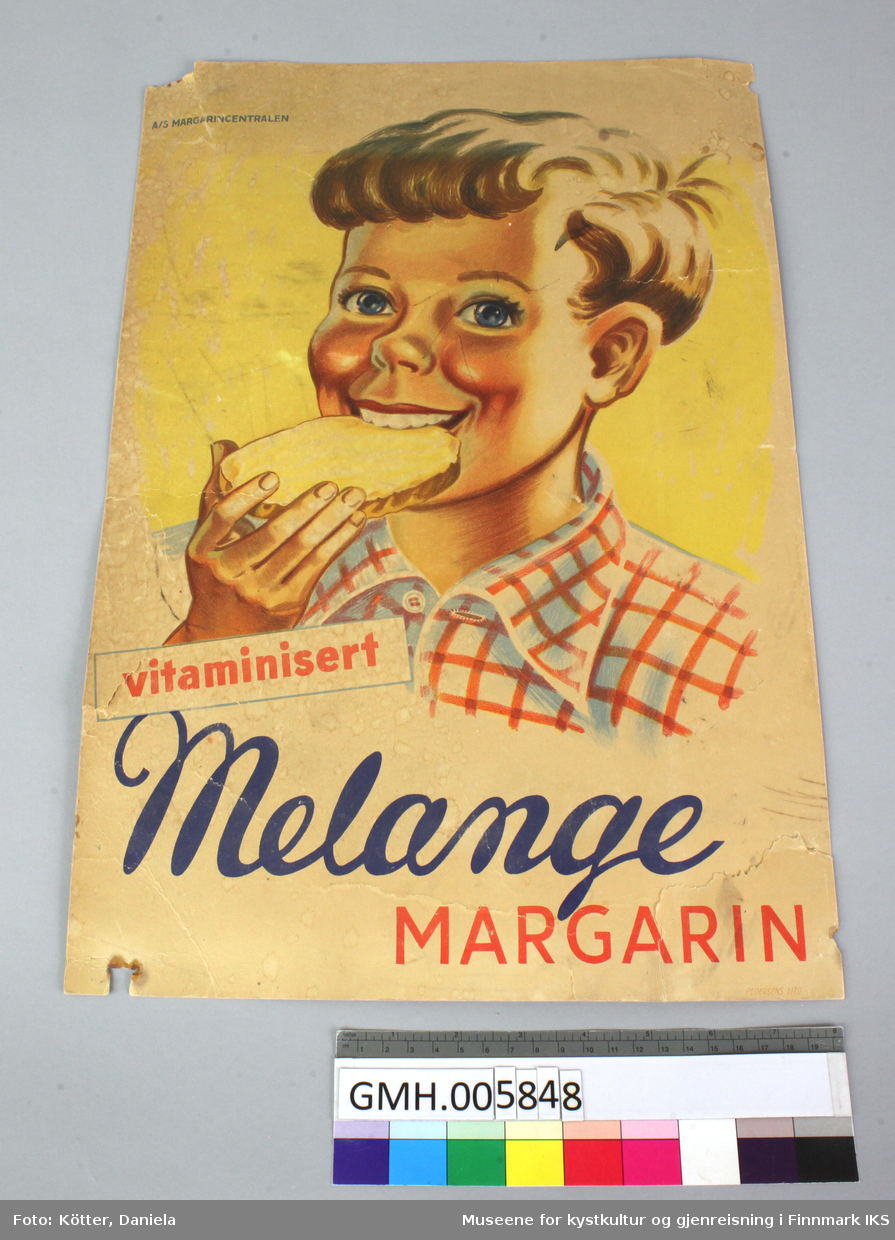 En gutt i hvitt og rødt rutet skjorte spiser en brødskive med margarin.