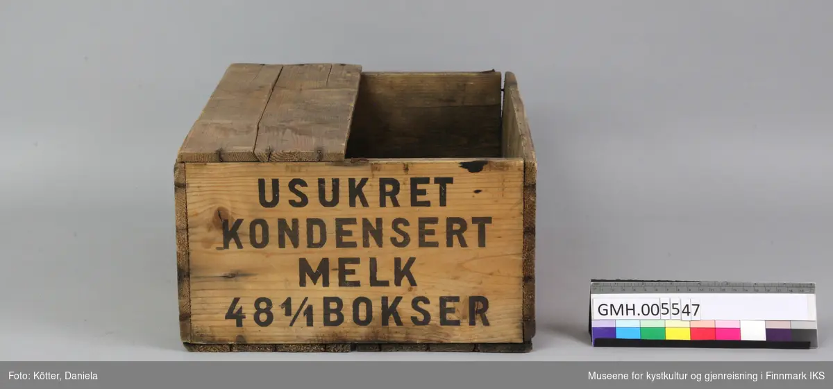 Kassen er laget av ubehandlet tre og snekret sammen av brede bord på sidene og to i bunnen. På toppen er det spikret to bord som utgjør halvparten av det opprinnelige lokket. Alle sidene har påtrykt tekst. På ene siden er det trykt står der «A/L Fellesmeieriet, Oslo, landets største bedrift i melkeprodukter».