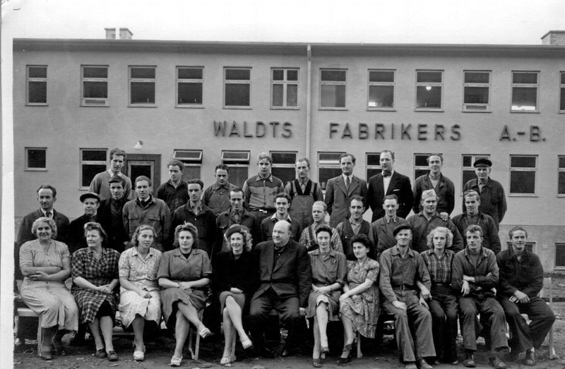 Personalen framför den nybyggda fabriken år 1948.