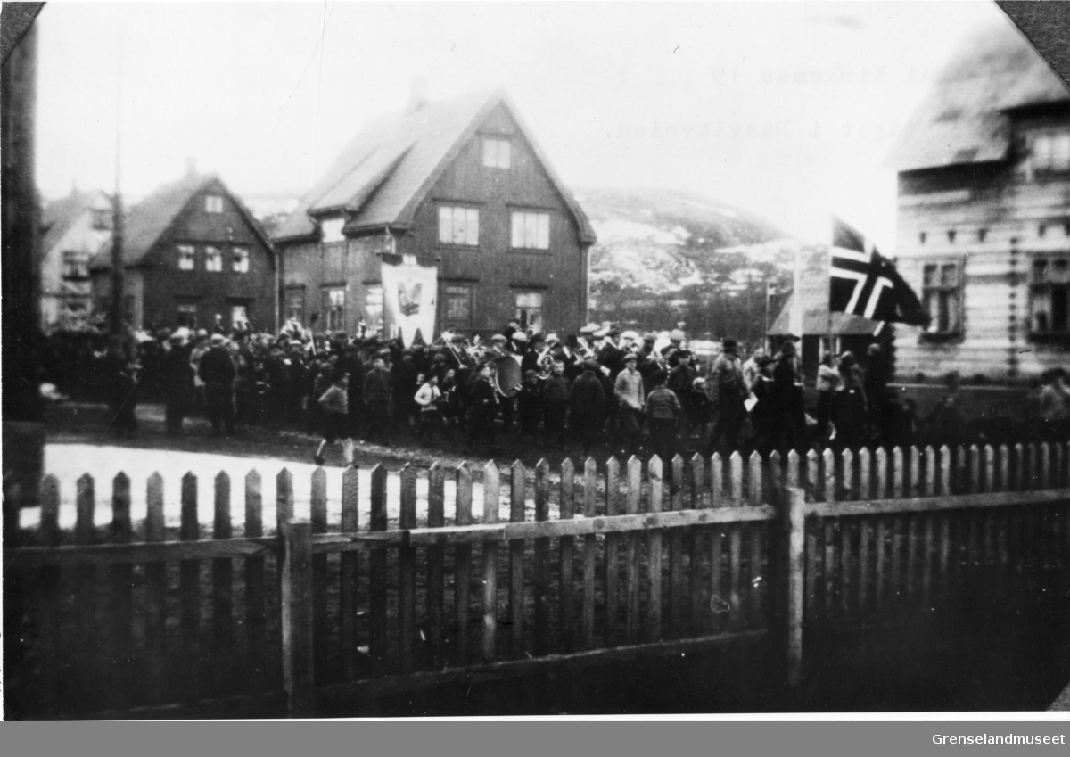 17. mai i Kirkenes antagelig 1920. Barnetoget i Pasvikveien.