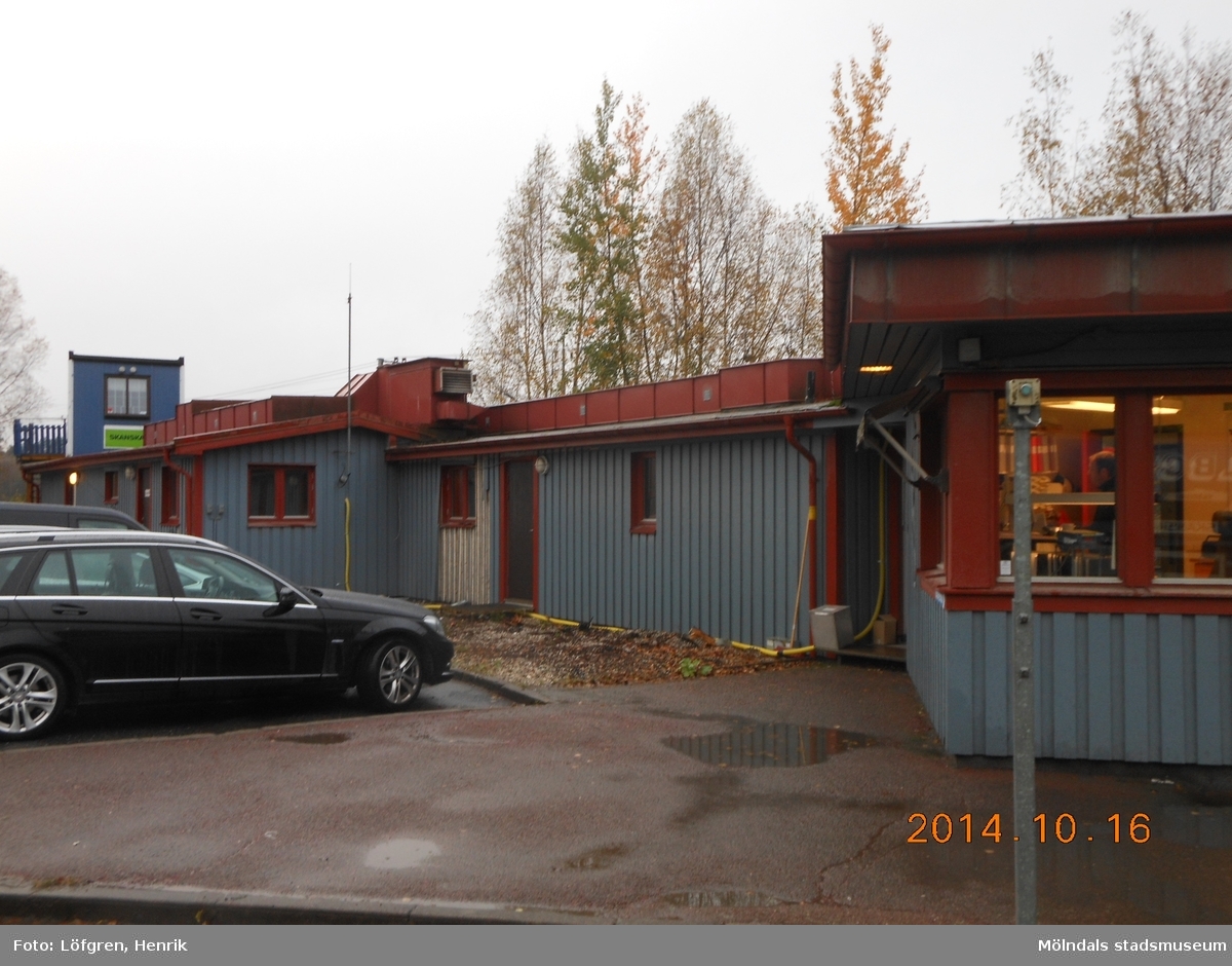 Kontorsbyggnad tillhörande fastigheten Backen 5:1 vid Sagsjövägen i Kållered. Vågkontor vid bergtäkten. Fotografi taget den 16/10 2014. Byggnadsdokumentation inför rivning.