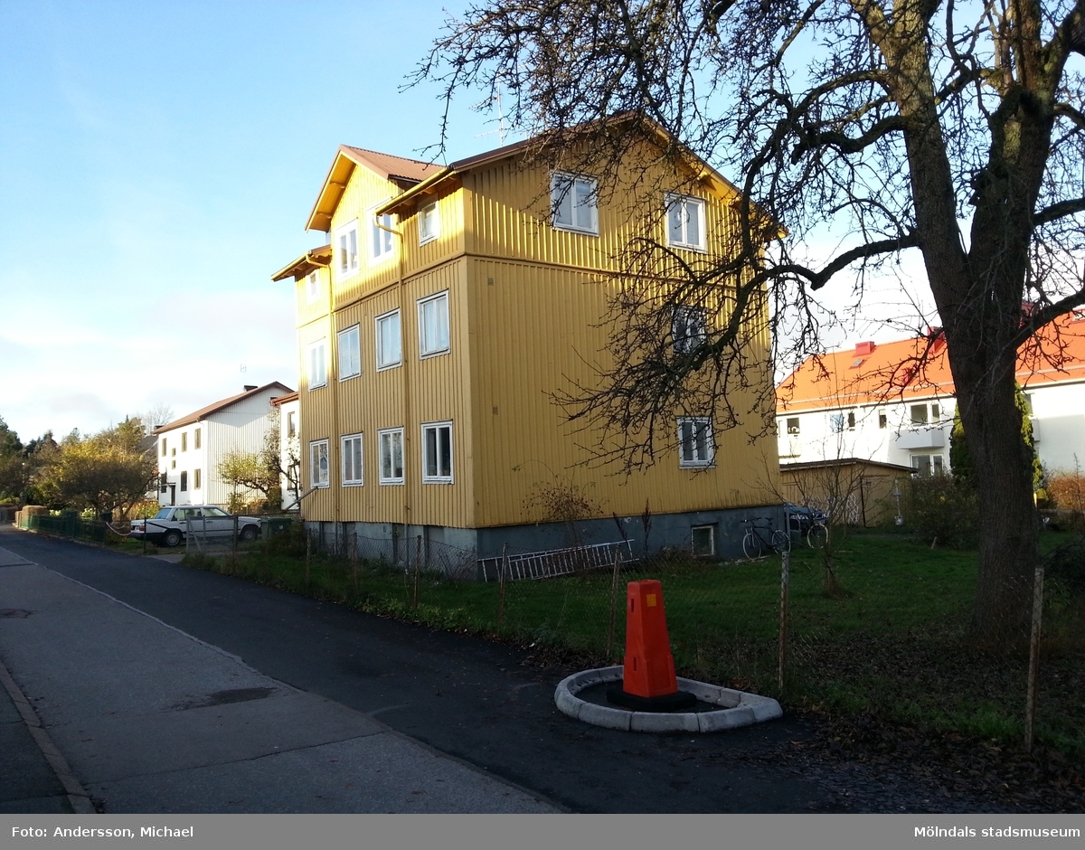 Det gulmålade bostadshuset Vesslan 4 med adress Sörgårdsgatan 6 i Krokslätt, Mölndal. Fotografi taget den 20/11 2015. Byggnadsdokumentation inför rivning.