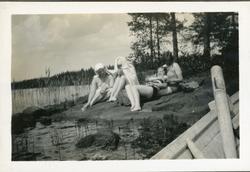Jenter på svaberg. Ingelsrudsjøen. Trolig 1930-tall.