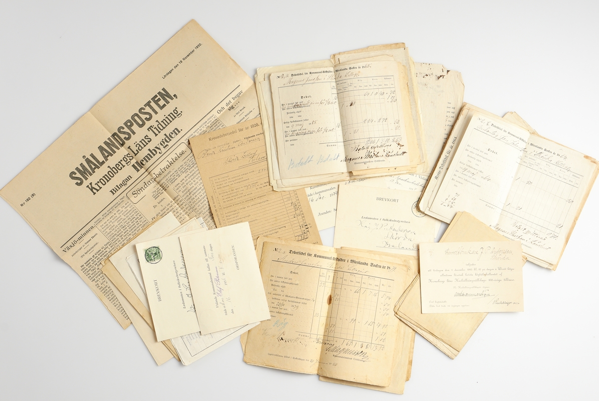 Diverse handlingar, kontrakt, foton, böcker. diplom m.m. från en lång följd av år (1828-1939).