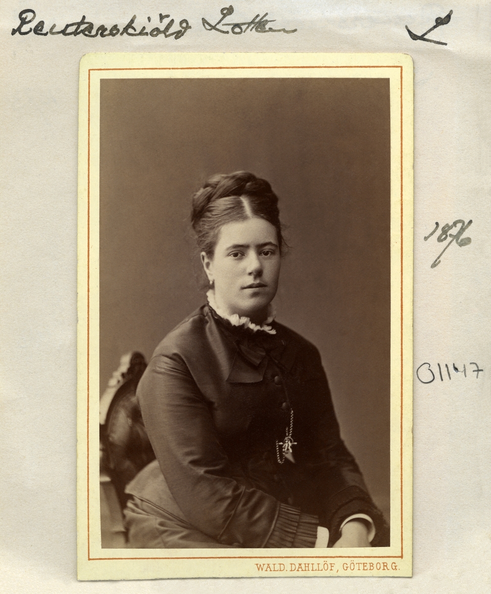 Porträtt av Charlotte Reuterskiöld, i familjära sammanhang kallad ”Lotten”. Född 1856 som dotter till kammarherre Adam Didrik Reuterskiöld och grevinnan Charlotta Elisabet Posse vid Ulvåsa slott.