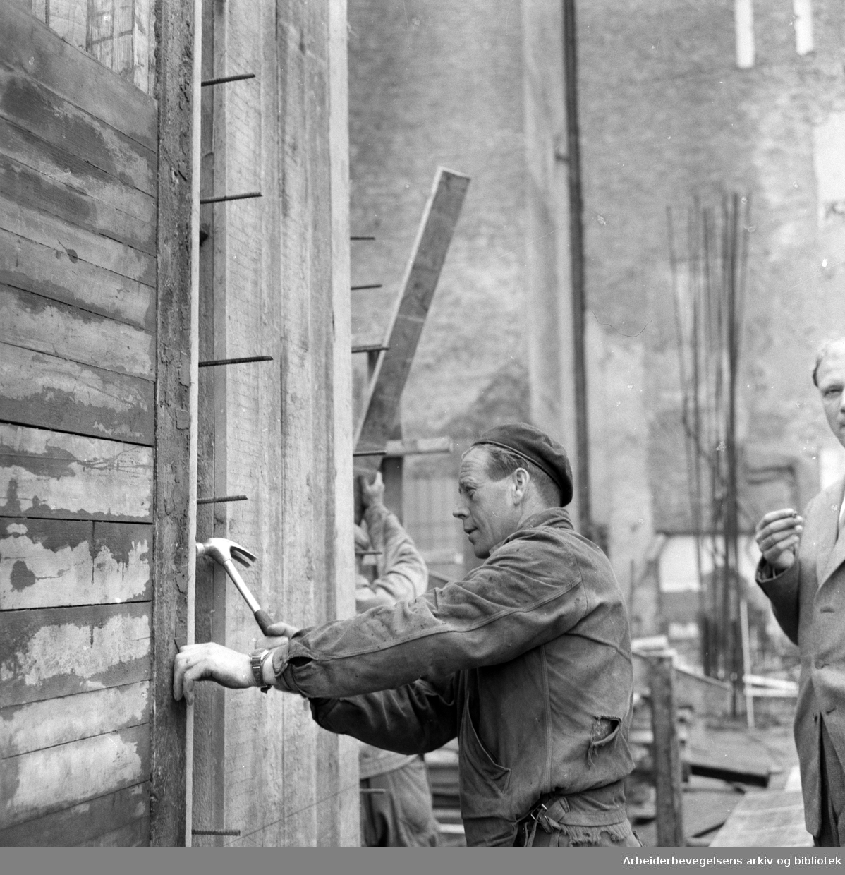 Byggingen av Folkets Hus på Youngstorget. Byggetrinn 2. Forskalingssnekker Karl Bøe. Mai 1960.