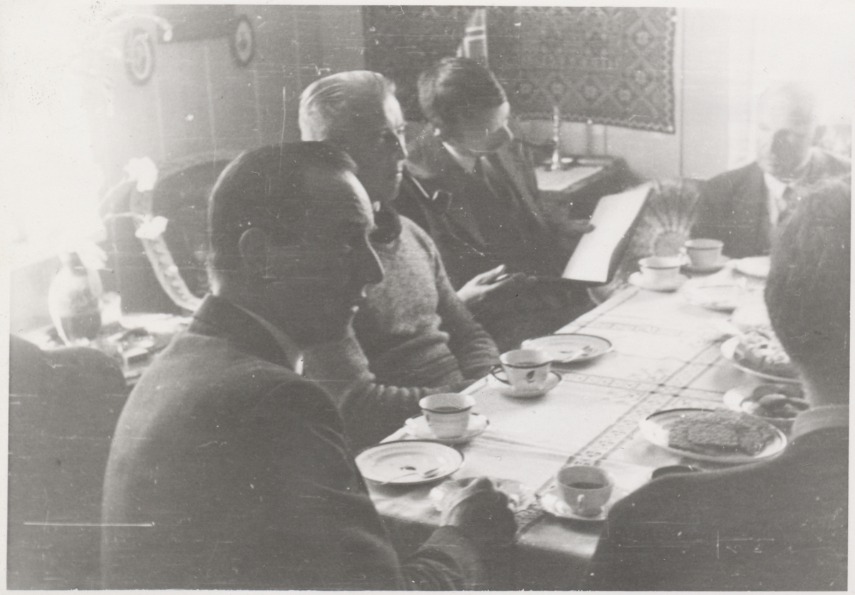 En gruppe av "Trondheimsgislene" på Falstad samlet rundt kaffebordet på Falstad nedre ("Øvergården") på Ekne. Bildet er tatt 9. juni 1942, da de fleste av gislene forlot Falstad.
