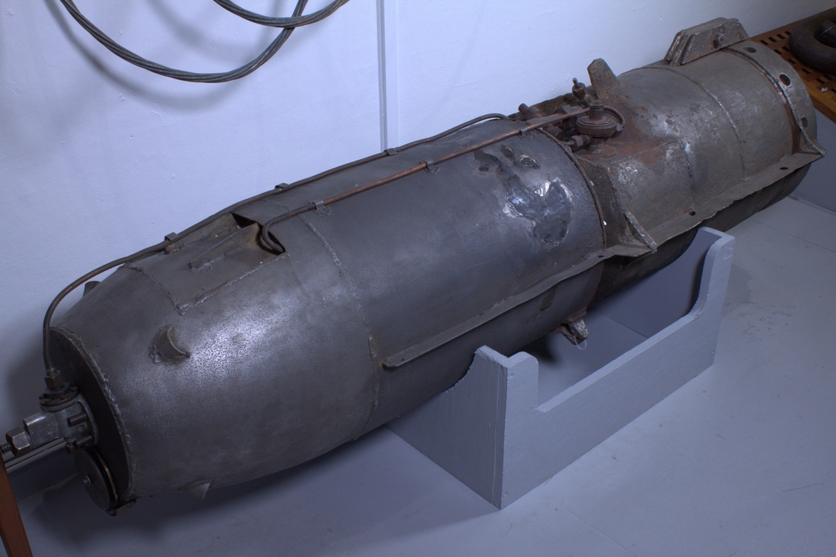 I sine bestrebelser på å uskadeliggjøre Tirpitz spesialutviklet britene denne bomben – som også kan kalles en flysluppet mine. Selve bomben veide ikke mer enn ca 250 kg og selve ladningen utgjorde ca 50 kg høyeksplosivt sprengstoff (Torpex). 

Det spesielle med denne bomben var at den var konstruert med sikte på å kunne synke til ca 17 meter – for så å stige til rett under overflaten. Hvis den traff noe ville den eksplodere – hvis ikke ville den igjen synke til 17 meter for så å stige opp igjen, ca 10 meter fra siste vendepunkt. 

Dette var mulig på grunn av et avansert system der trykkluft ble sluppet ut fra en beholder i nesepartiet til et kammer i akterpartiet. Bomben kunne gjøre opp til 100 slike runder. Farten på hver runde kunne stilles til mellom 1 og 3 minutter, slik at bomben faktisk kunne lete seg frem etter et mål i mellom 1,5 og 5 timer. 

Hvis den innen denne tiden ikke hadde truffet noe mål, ville den legge seg på bunnen og destruere seg selv. Hvis den på vei mot vannet skulle truffet Tirpitz direkte ville den selvsagt også eksplodere, og det samme var tilfellet hvis den traff land. 

Bomben ble utviklet sommeren/høsten 1944. Tilnavnet Johnny Walker var trolig ment som en heder til den kjente marineoffiseren Captain Frederic John Walker. (Han er den britiske marineoffiseren som stod bak senkingen av flest tyske undervannsbåter, og han gikk bort 2. juli 1944.)
