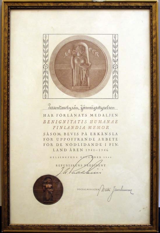 BENIGNITATIS HUMANAE FINLANDIA...

Text på diplomet som medaljen är fäst vid:
Persontaxebyrån, Järnvägsstyrelsen har förlänats medaljen BENIGNITATIS
HUMANAE FINLANDIA MEMOR såsom bevis på erkänsla för uppoffrande arbete
för de nödlidande i Finland åren 1941-1946.
Helsingfors, december 1946
Republikens president
J A Paasikivi
Socialminister
Matti Jankunen

Se även JVM13139:1
