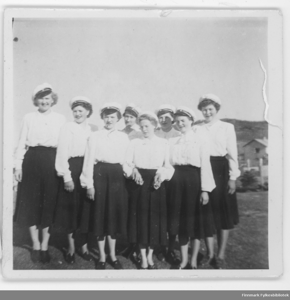 Nordvågen Sangforening eller Damekor? Kvinnene har sangerluer på seg. Kanskje det er 17. mai og året er 1948 som de andre 17. mai bildene i denne samlingen? Damen til venstre heter Irene G. Eriksen fra Nordvågen.