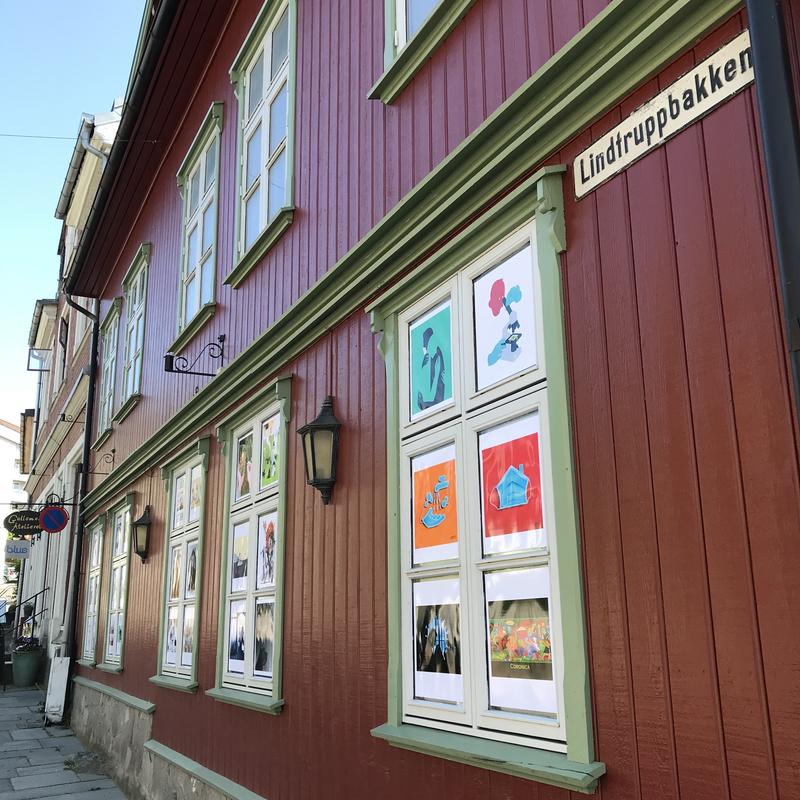 Lindtruppbakken leder ned til Drøbak sentrum. (Foto/Photo)