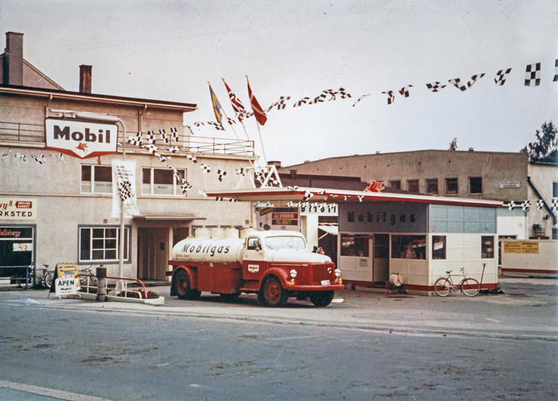 Fotografi av Mobilstasjon med tankbil i Lillehammer sentrum på 60-talllet