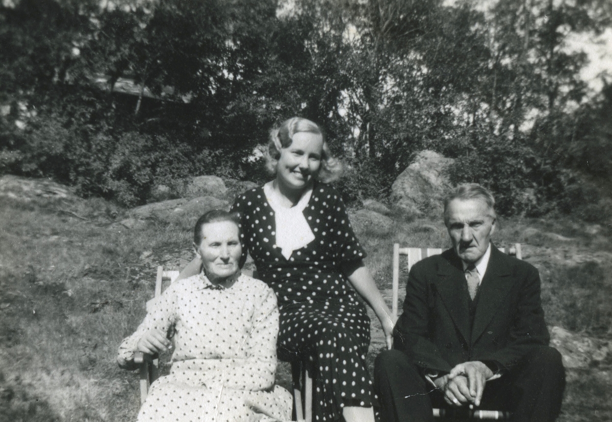 Familjen Lindren, sommargäster från Göteborg, vid Vommedal Östergård "Olas" cirka 1935.