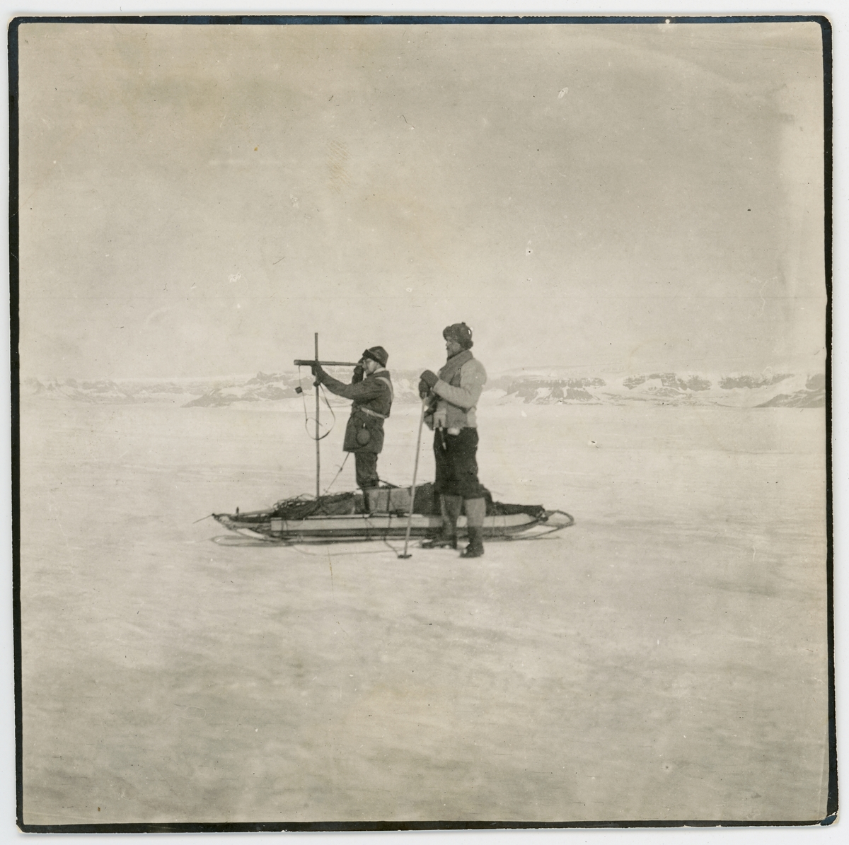Antarktiska undsättningsexpeditionen. Löjtnanterna Axel Blom och S R Bergendahl spanar efter Snow Hill, 4 december 1903.