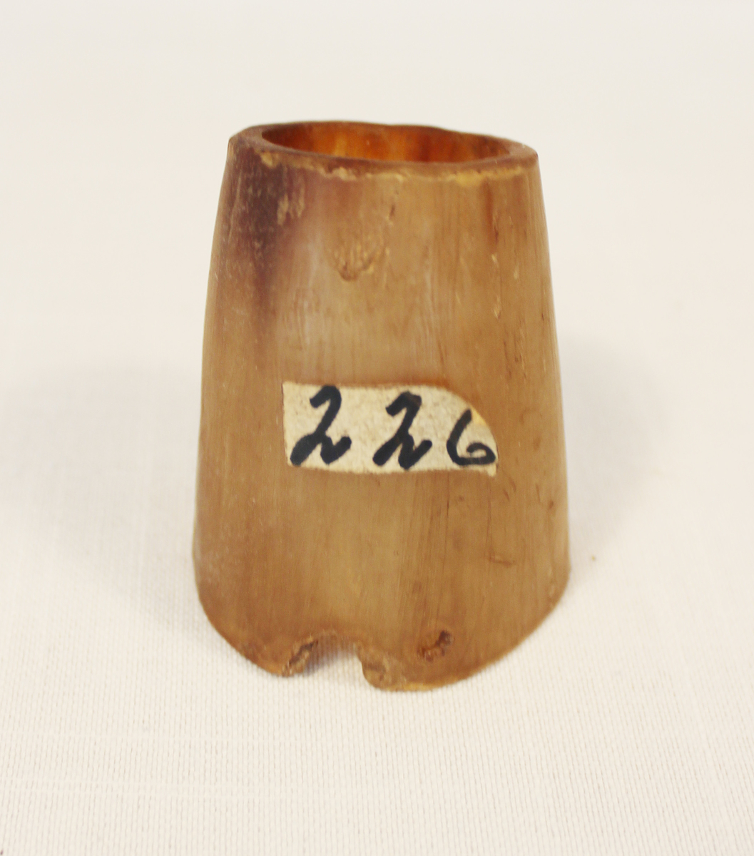 Pølsehorn til bruk ved stapping av pølser. Slike var i bruk før kjøttkvernens tid. 

Fra samlingen etter Ole Gjestvang. 