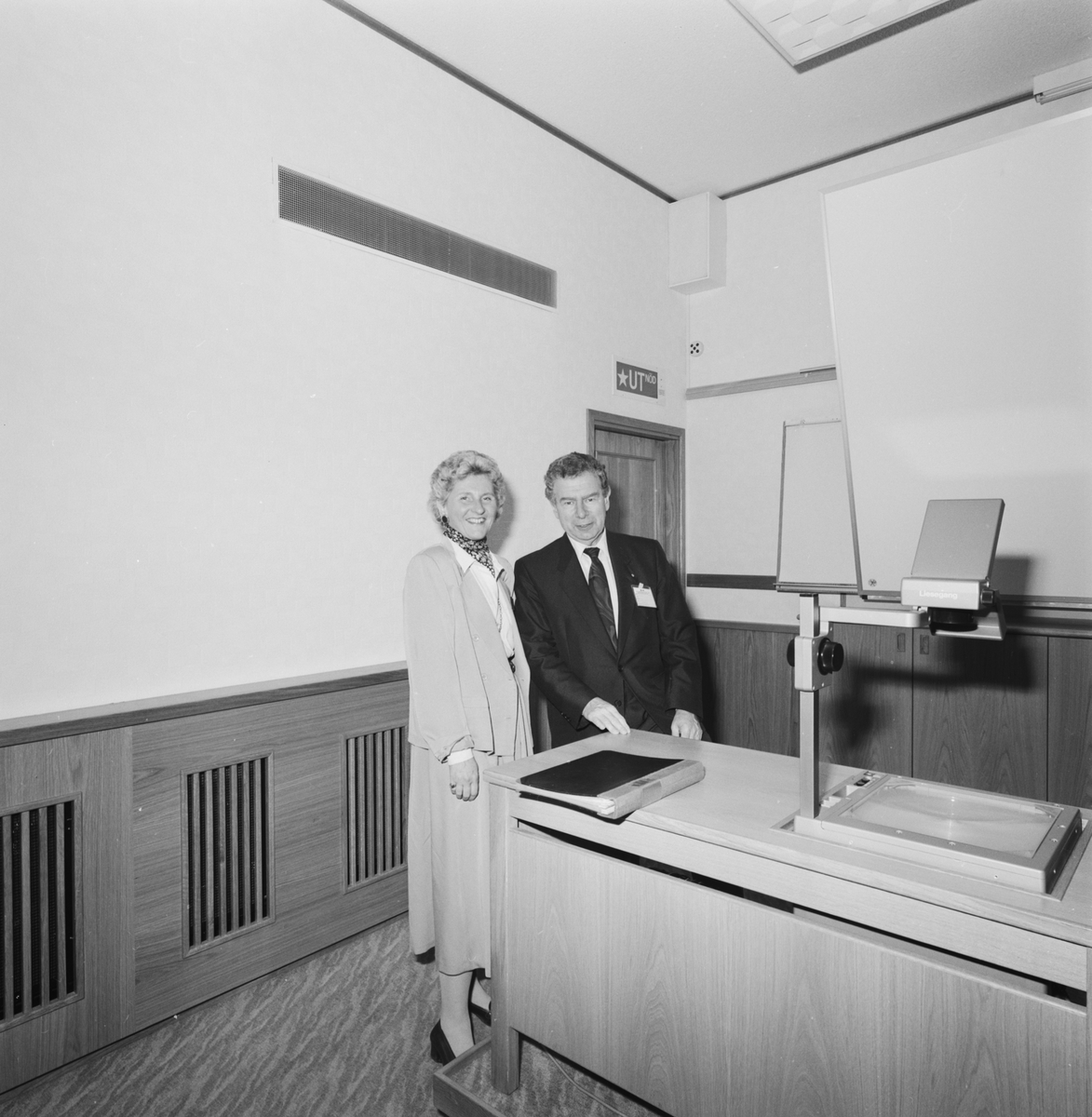 Asta Andersson med besökande i hörsalen