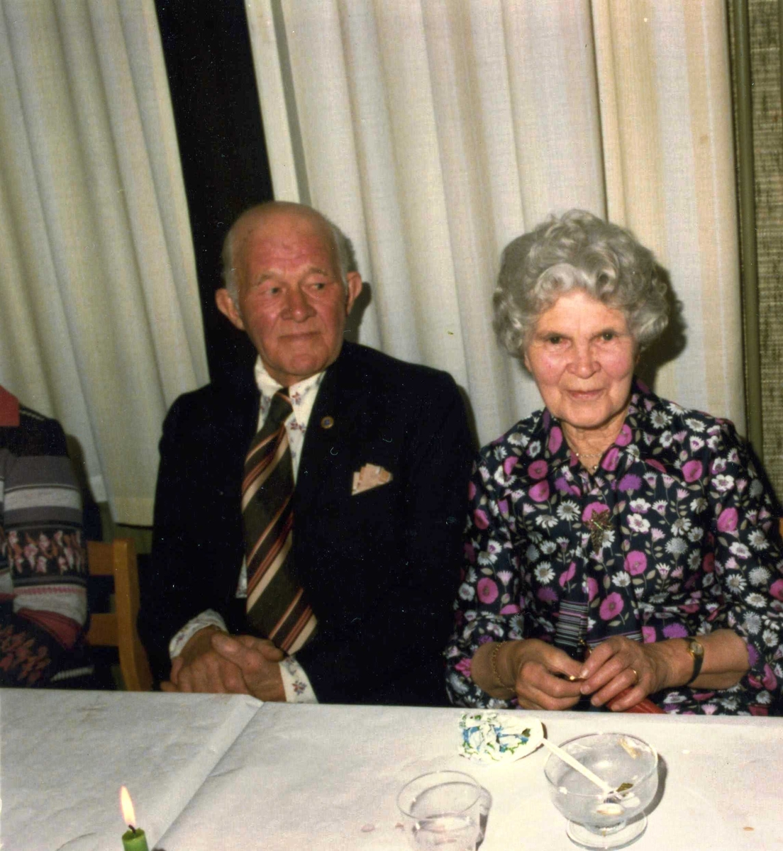 Makarna Vilgot (1904 - 1985) och Klara Axelsson (1902 - 1995) i Kållereds kommunalhus 1960 - 1970-tal. Båda var socialdemokratisks politiker i Kållered och arbetade på Stretered. I hembygdsföreningens arkiv finns en bandupptagning med Klara Axelsson.