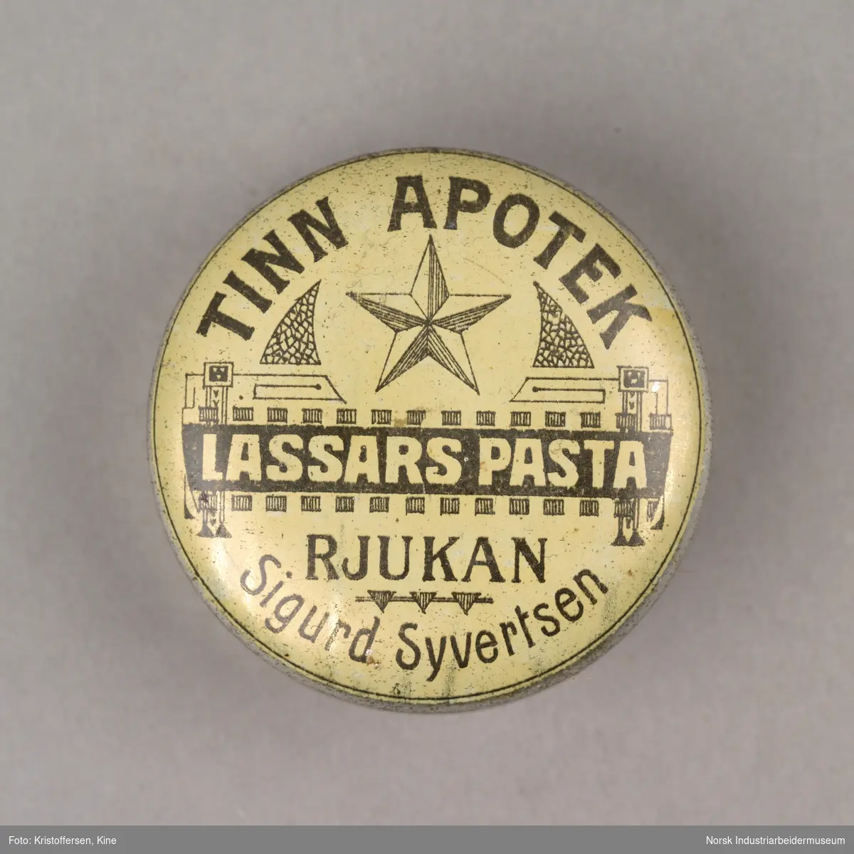 Flat metallboks for Lassars pasta fra Tinn Apotek på Rjukan