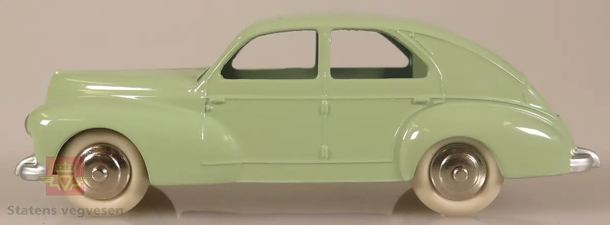 Modellbil av en 203 Peugeot, bilen er grønn med hvite dekk.