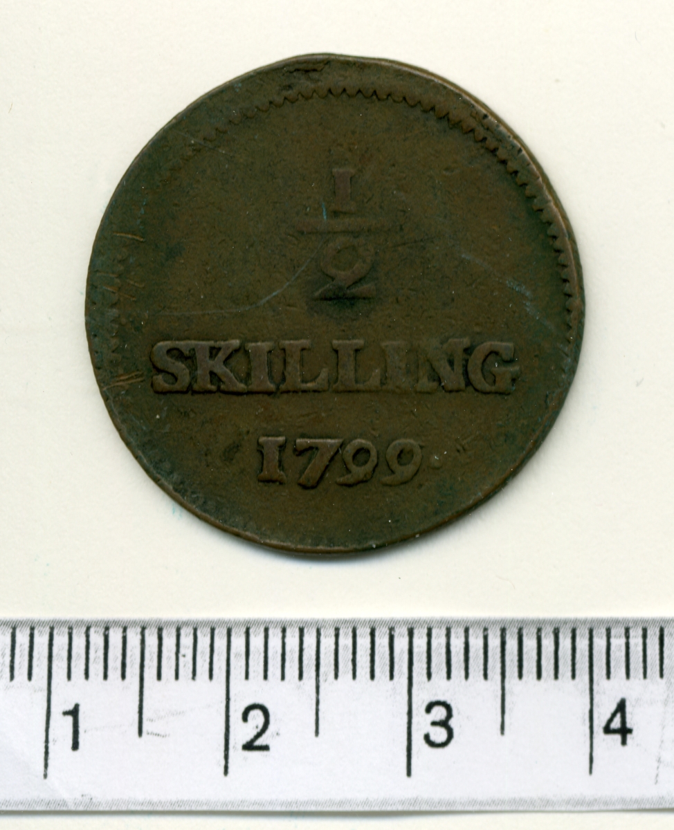 4. 1/2 skilling 1799 Gustaf IV Adolf.

Riksgäldkontorets pollett.

12 mynt, funna vid inventering i Fornsalen 1951.