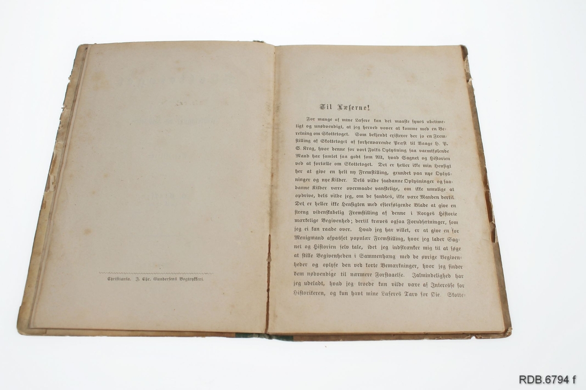 Lita bok med papp-permer og grønn rygg. På framsida er det bilde av et sjøslag. og tittel: "Skottetoget efter folkesagnet og historien" På baksida: "1612". Boka har 51 sider. Boka er slitt.