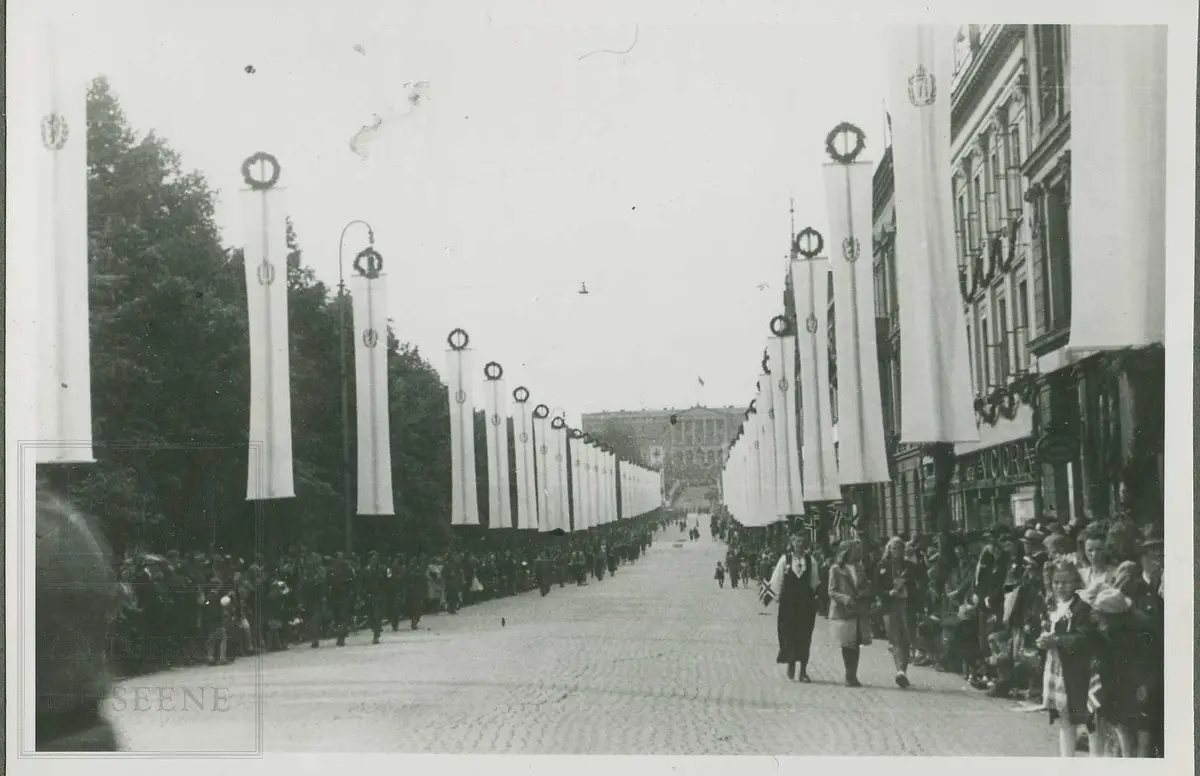 Karl Johans gate i Oslo 7. juni 1945. Folkemengde og pynt i anledning Kong Haakons hjemkomst etter den andre verdenskrig.
