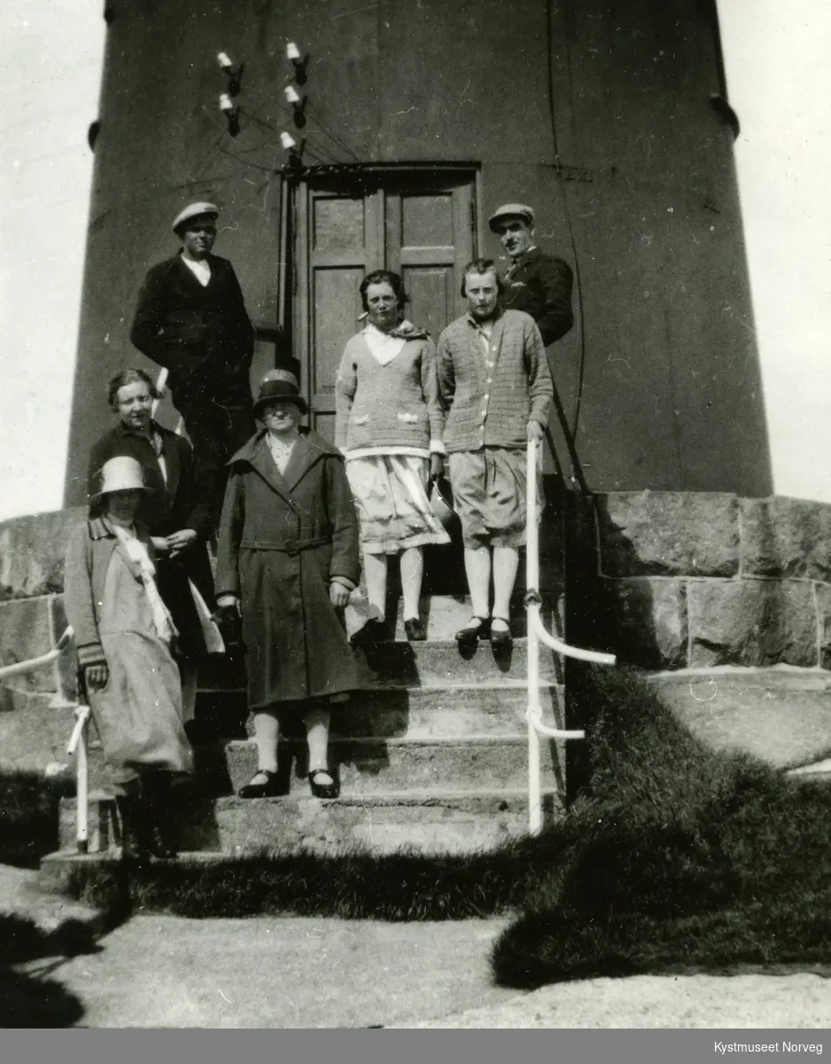 Foran fra venstre: Jenny Nicolaisen, , Gudrun Engan, Aslaug Nikolaisen og Janna Haugen. Bak fra venstre: Helga Solsem, Hjalmar Vågan og Alfred Monsen på utflukt til Sklinna Fyr