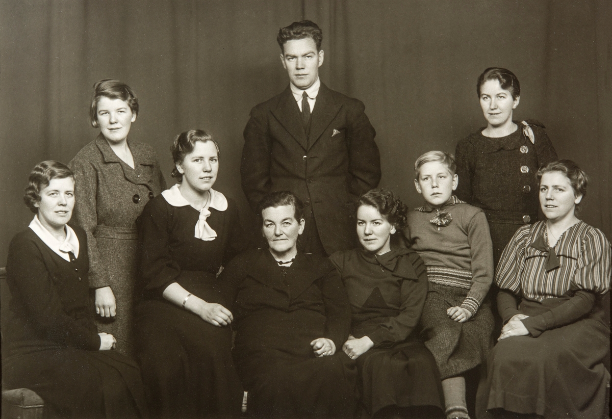 Familie bilde, Gruppebilde, gruppe 9. Familien Brændholen fra Ottestad, bildet er tatt tidlig på 1930-tallet.
Fra venstre: Hildur, Else, Olga, Anne (mor), Alf, Liv, Halvor, Edith og Kristen.