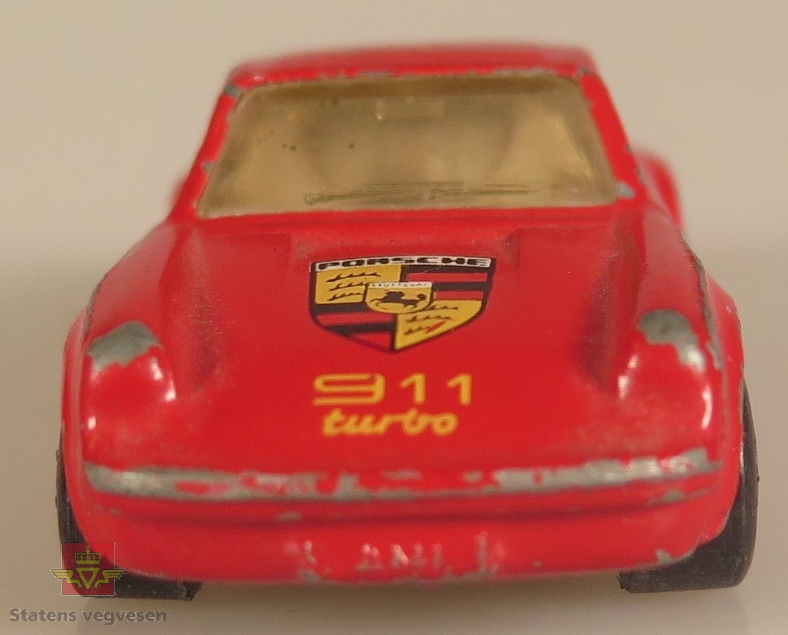 Modellbil av en Porsche 911, modellbilen er farget rød med et stort bilde av porschelogoen på panseret.