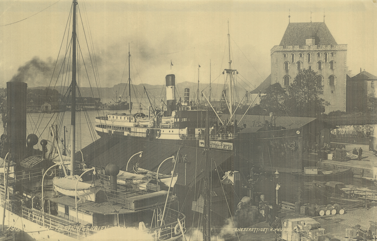 Festningskaien i Bergen. Midt i bildet er hurtigruta DS Finmarken, som var bygd i 1912 og eid av Vesteraalens Dampskibsselskab. Bak den ligger et skip fra Det Bergenske Dampskibsselskab. Til høyre i bildet er Rosenkrantztårnet.