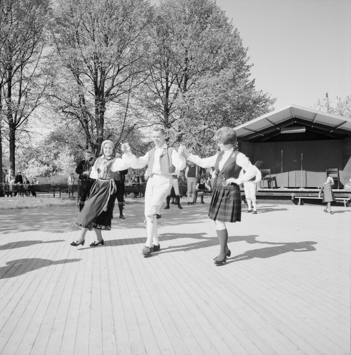 Folkdansuppvisning på scenen vid Bollnästorget, Skansen.