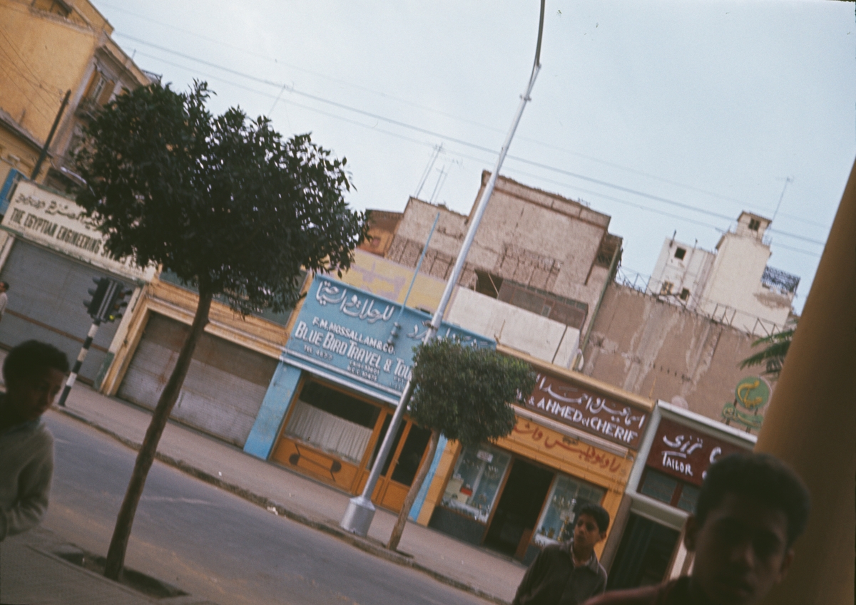 Bilden visar en affärsgata i Port Said.