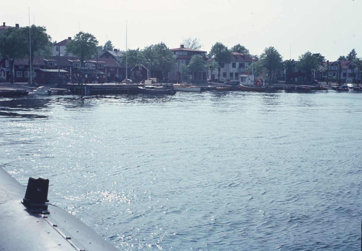 Bilden föreställer småbåtshamnen på Sandhamn sett från havet.
