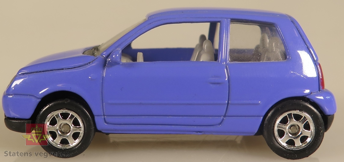 Modellbil av en Volkswagen Polo, modellbilen er farget lilla.