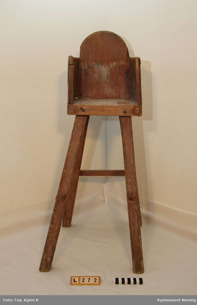 Barnestol fra Overhalla merket H.F 1815. Gave fra Hermod Leirvik, som kjøpte den på auksjon etter Nils Klykken da han i 1959 reiste til U.S,A. H F står for Helena Fuglår, og stolen var laget til henne. Hun var oldemor til Nils Klykken. Stolen er rødmalt.