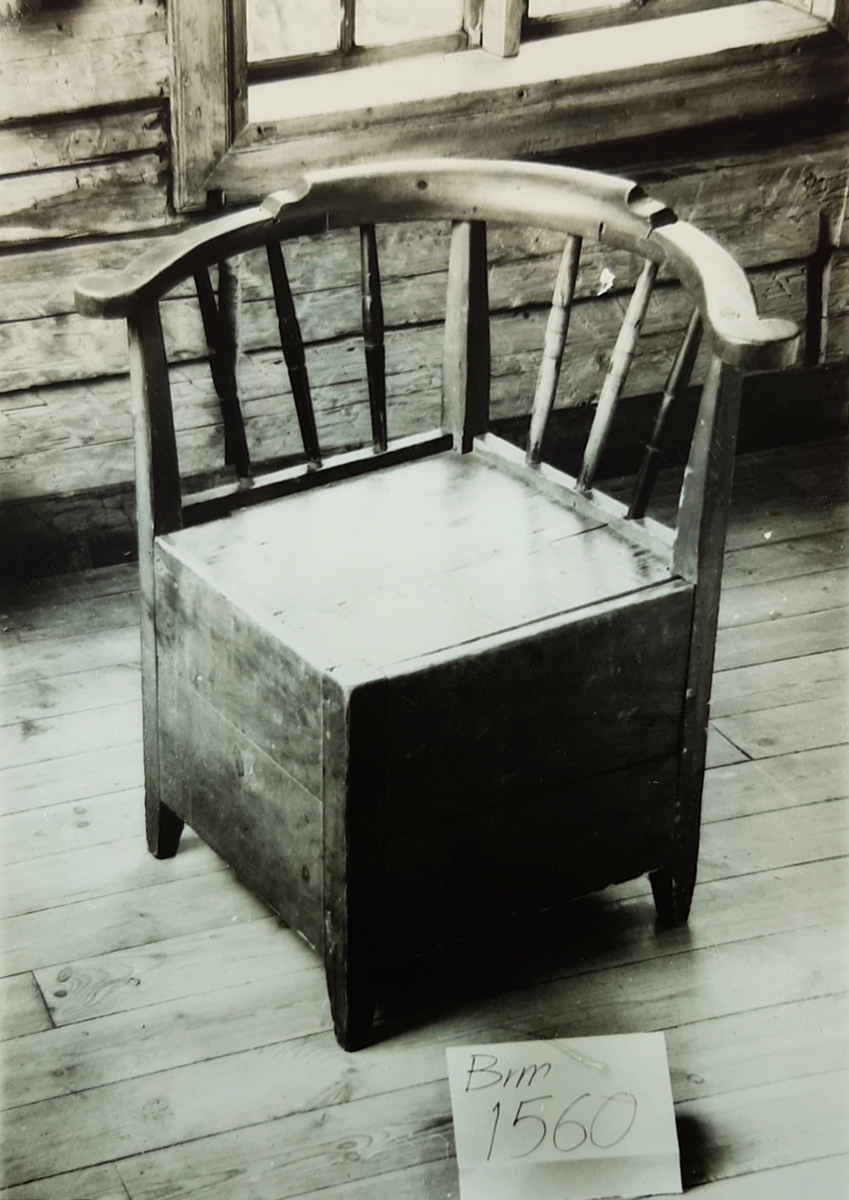 Armstol i tre med kasseformet setedel. Buet armlene/rygg, korte firkantede skrånende bein