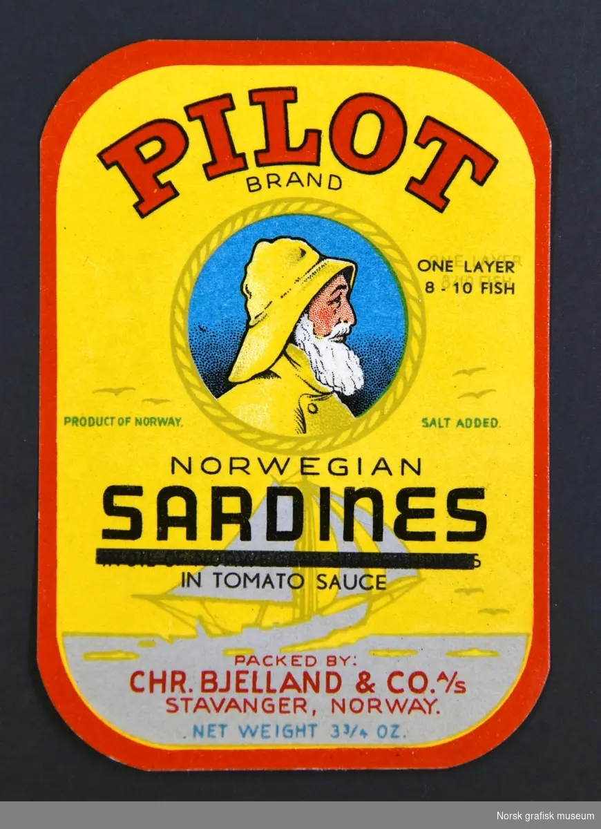 Etiketter med gul bakgrunn og rød ramme. Sentralt på etiketten er en illustrasjon av en hvitskjegget mann med gul sydvest i profil. 

"Norwegian sardines in tomato sauce"