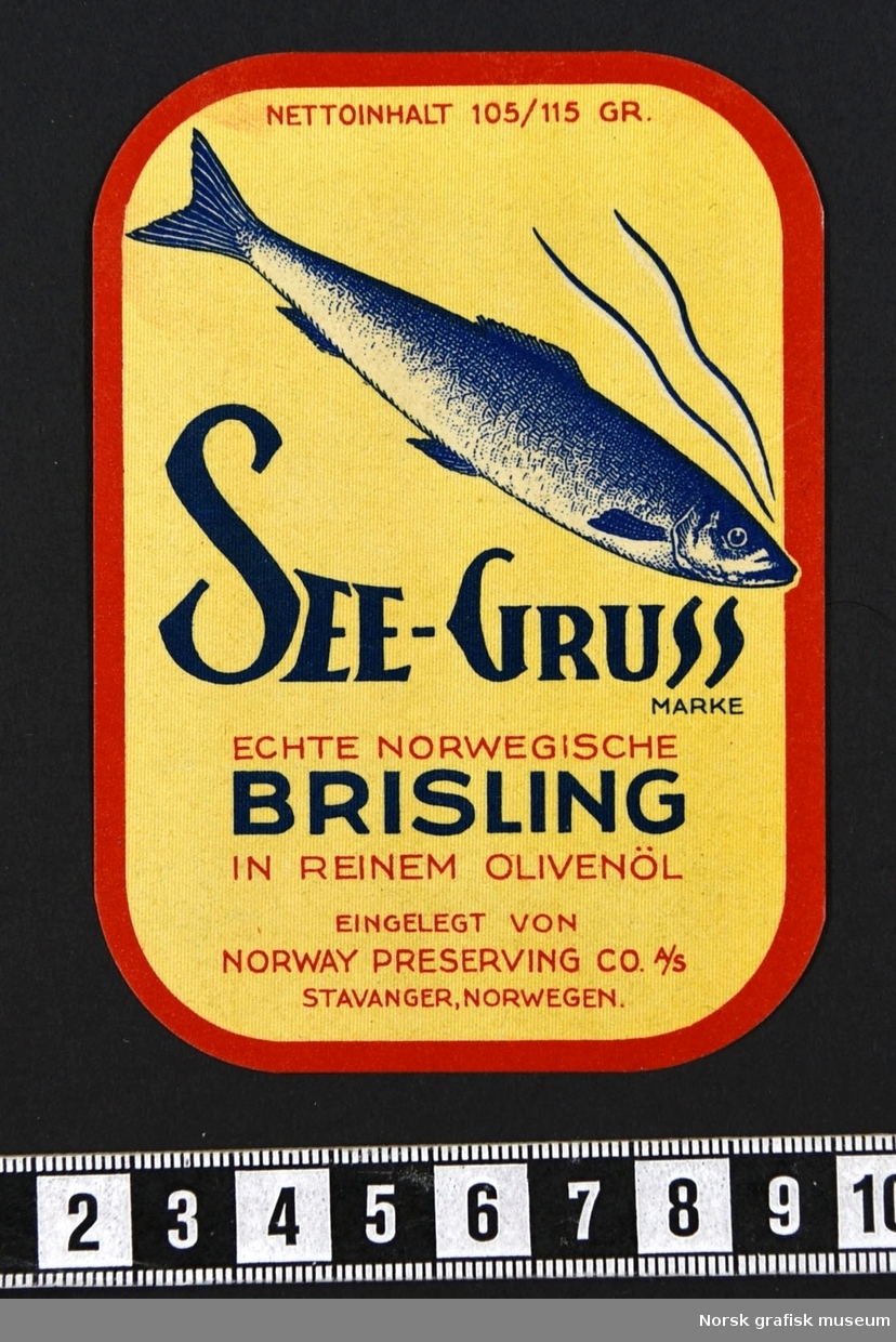 Gul etikett med rød ramme. Sentralt på er en en illustrasjon av en fisk.

Tekst på tysk: 
"Echte Norwegische brisling in reinem olivenöl"