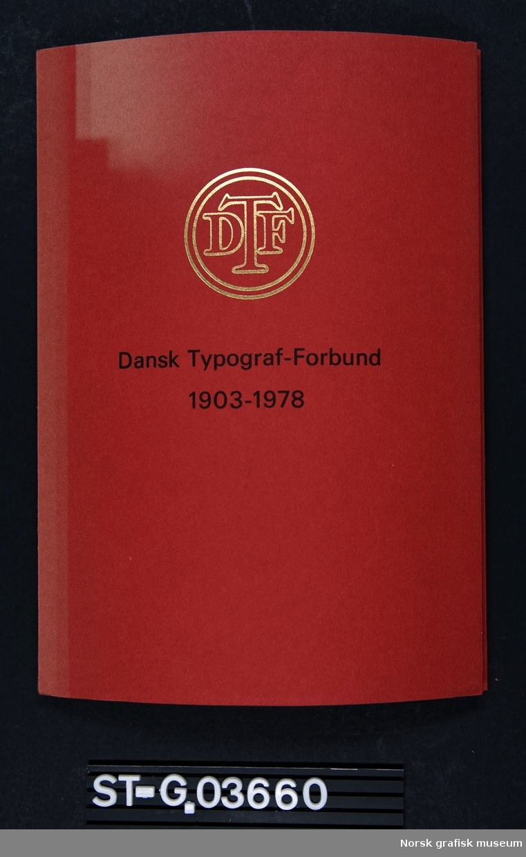 En bok utgitt av Dansk Typograf-Forbund som forteller om deres historie fra 1903-1978. Undertittelen "Fra sortekunstens håndværk til elektronisk databehandling" viser at boek også forteller om det den teknologiske utviklingen til faget. Inkludert flere illustrasjoner og fotografier.