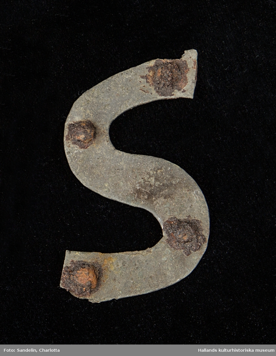 Stora mängder fynd av keramik, tegel, puts (delvis bemålad), glas samt metaller som järn, cu-leg och bly, tillvaratogs vid undersökningarna av kyrkan. Även drygt 1000 mynt påträffades.

De människoben som bör ha tillvaratagits vid undersökningen saknas i museets samlingar. Detta är underligt då benen från Ny Varbergs kyrka som undersöktes 1936, i stort sett är i behåll.

De flesta av fynden är införda med separata fyndnummer i VMF-katalogen, de finns i följd 15 426 - 17 720 (diverse), 20 151 - 21 215 (mynt) och 21 216-21 444 samt 21 469 - 21 592 (metaller) (Metaller från Ny Varberg kyrka är införda på mellanvarande nummer) . Enstaka fynd finns på >40 000 och kanske även på andra nummer.

En del omärkta fynd vilka sannolikt tidigare varit utställda kan säkert härledas mot fyndförteckningarna och med hjälp av foton mm.

Materialet omfattar 29 fyndbackar: varav 14 backar keramik, puts, tegel och glas, och 15 backar metallfynd. Därtill kommer mycket stora mängder tegel, en del murbruk och gravstensfragment, inalles 43 lådor.

Mynten är prydligt uppordnade i en liten låda vilken förvaras separat.