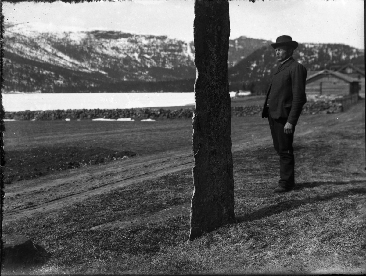 Fotosamling etter Bendik Ketilson Taraldlien (1863-1951) Fyresdal. Gårdbruker, fotograf og skogbruksmann. Fotosamlingen etter fotograf Taraldlien dokumenterer områdene Fyresdal og omegn. 
Portrett av Jørund Bondal ved merkesteinen på Bondal.