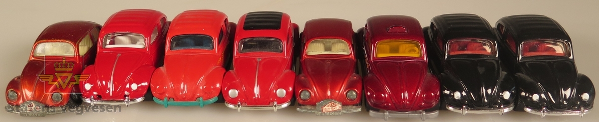Åtte modellbiler av Volkswagen Beetle. Seks av modellbilene er i fargen rød og to er i fargen svart.