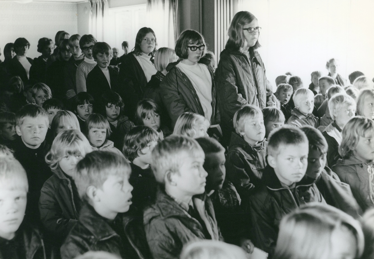 Besök i Kålleredsskolan (senare Brattåsskolan) i samband med Biskopsvisitationen år 1966. I bildens mitt ses bland annat Lena Lindgren, Solveig Andersson och Katarina Benkel (samtliga födda 1954).